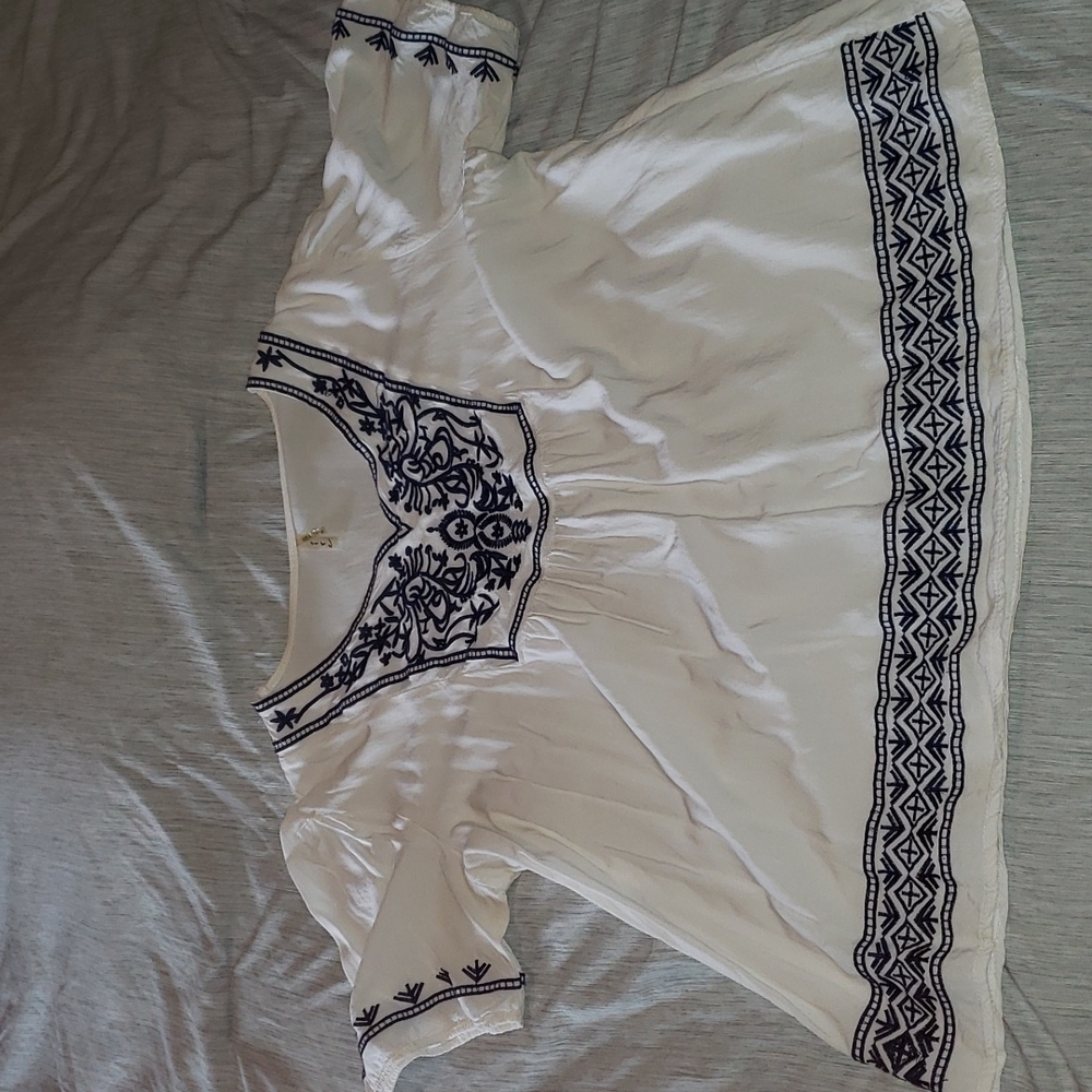 ire, XXL, White w/Blue detail top